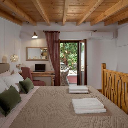 Captain'S Memories Stylish Harbour Apartments Chalki Town Dış mekan fotoğraf