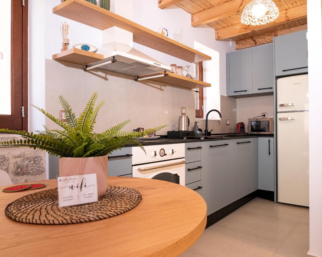 Captain'S Memories Stylish Harbour Apartments Chalki Town Dış mekan fotoğraf