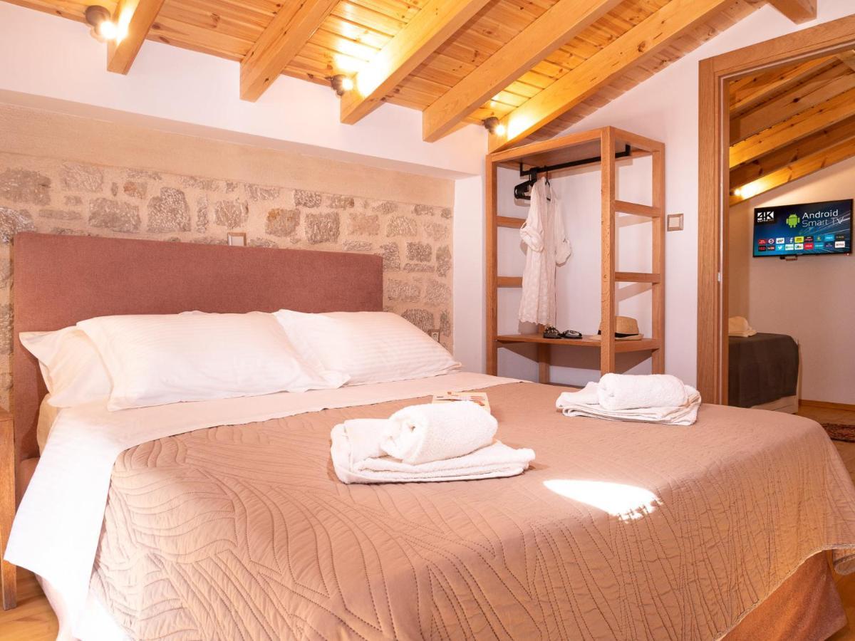 Captain'S Memories Stylish Harbour Apartments Chalki Town Dış mekan fotoğraf