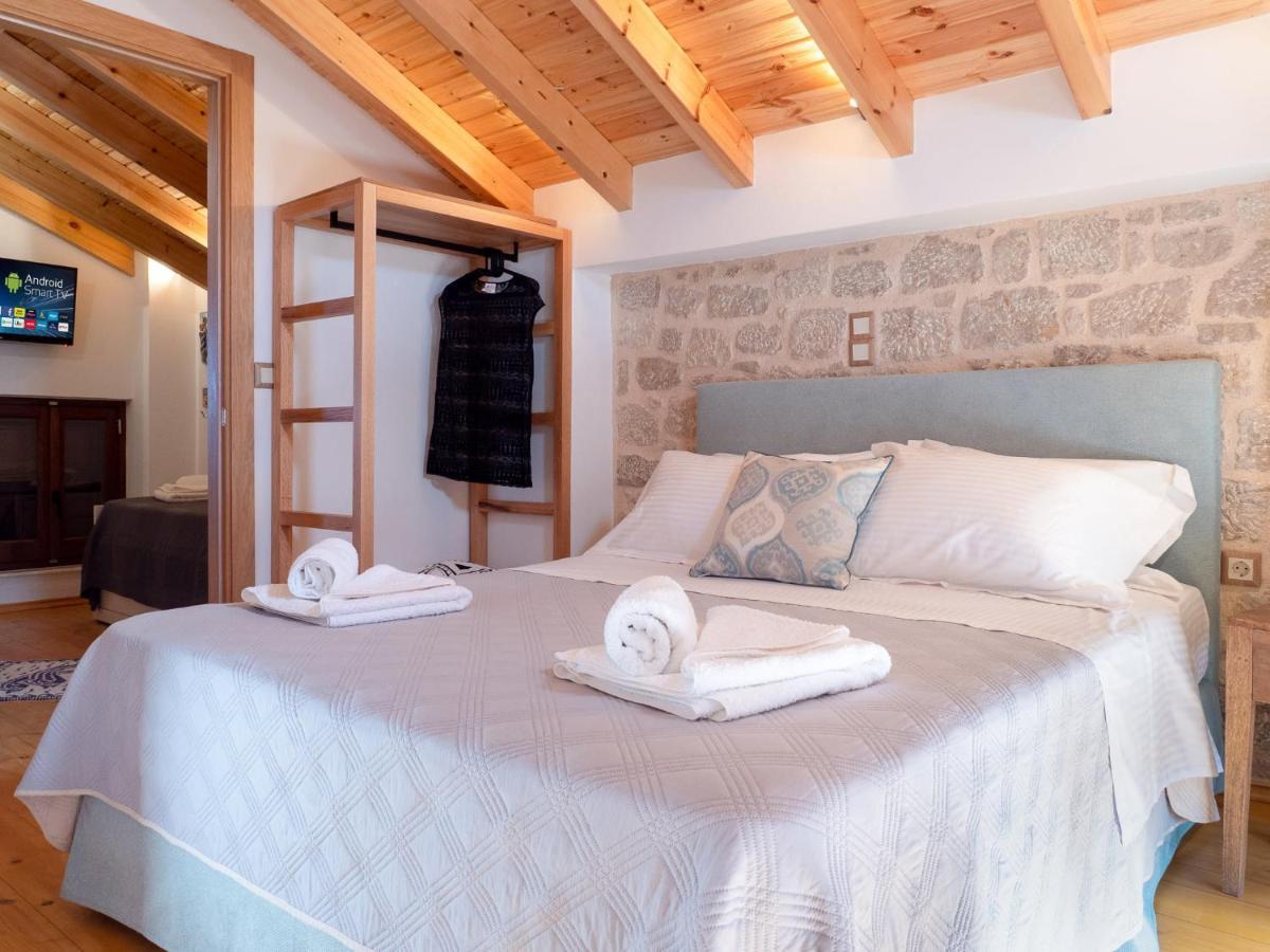 Captain'S Memories Stylish Harbour Apartments Chalki Town Dış mekan fotoğraf