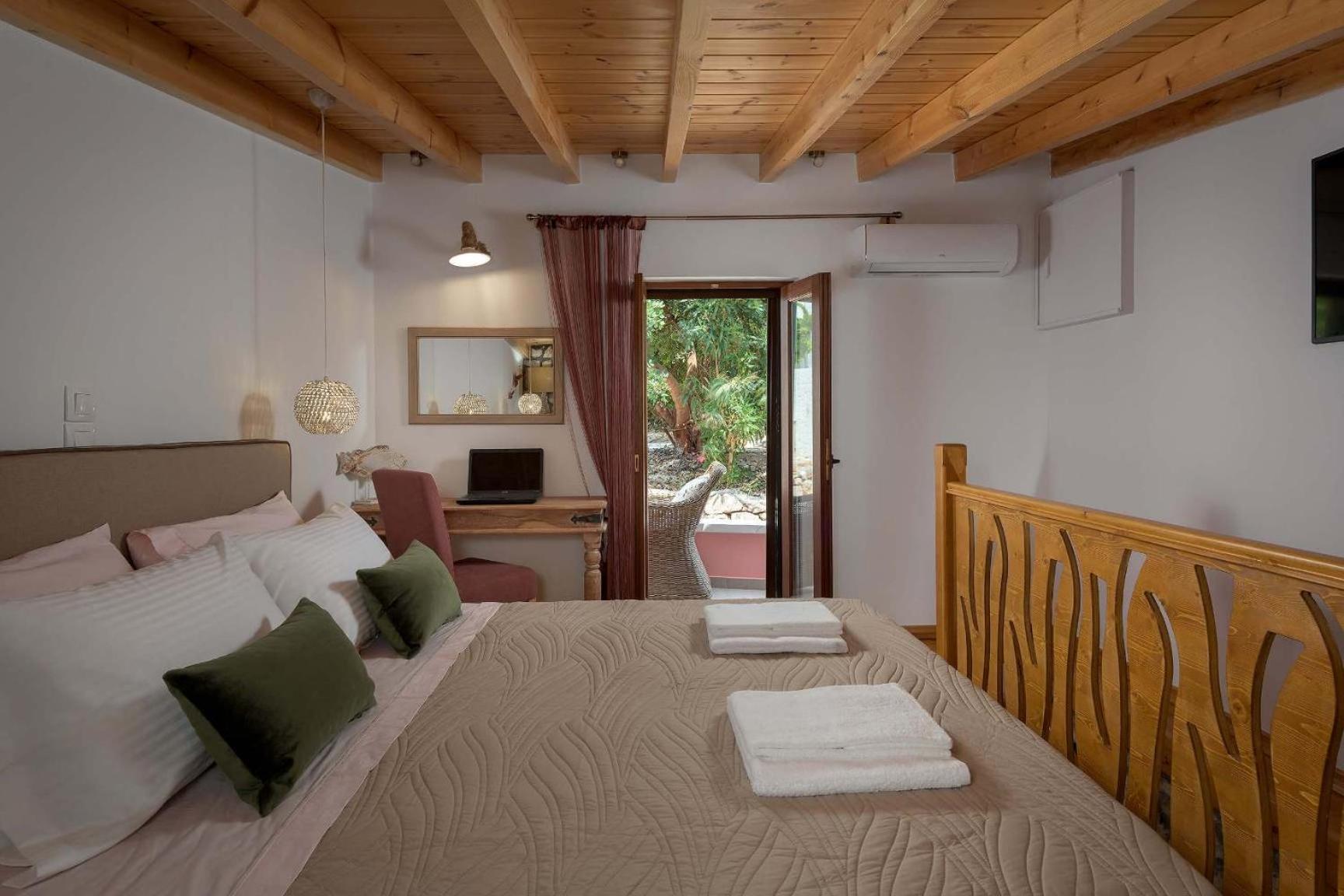 Captain'S Memories Stylish Harbour Apartments Chalki Town Dış mekan fotoğraf