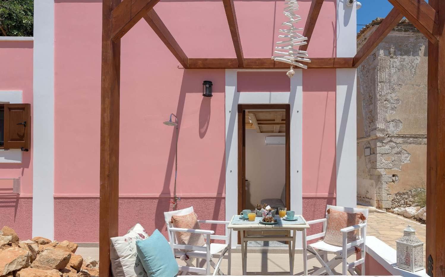 Captain'S Memories Stylish Harbour Apartments Chalki Town Dış mekan fotoğraf